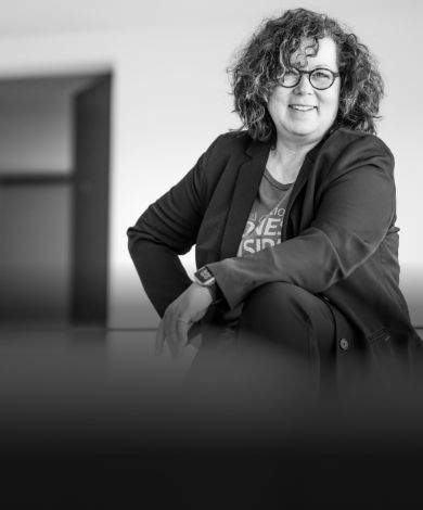 Porträt von Eva Weber mit Evalution Wordmark.